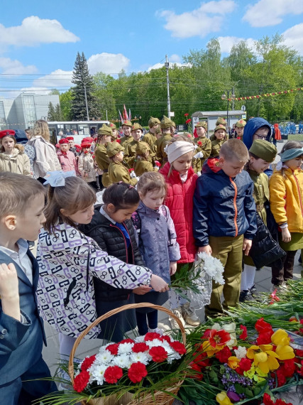 Возложение цветов к памятнику Молодцова.